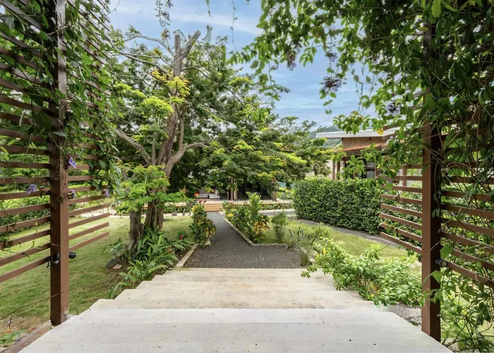 Сasa de vacaciones Cozy Cocobay Retreat House With Private Jacuzzi